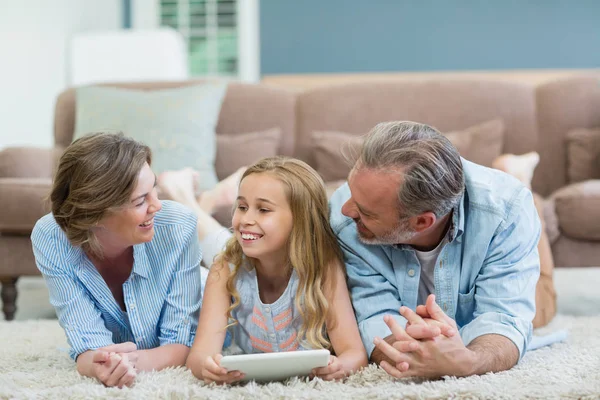 바닥에 누워 있는 동안 태블릿을 사용 하 여 가족 — 스톡 사진