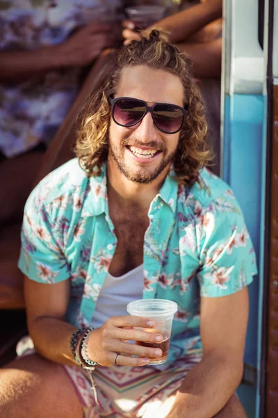 Portret van gelukkig man zit in de camper met glas bier — Stockfoto