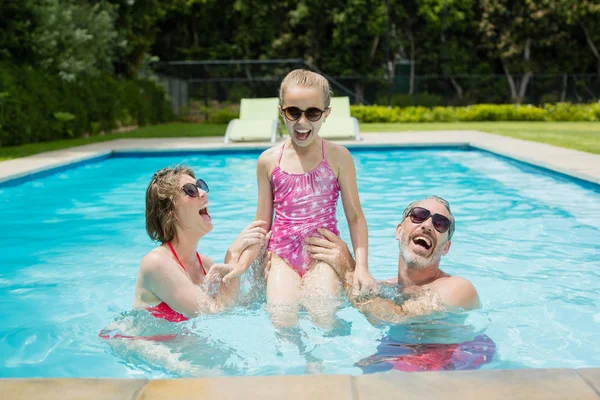 Pais e filha se divertindo na piscina — Fotografia de Stock