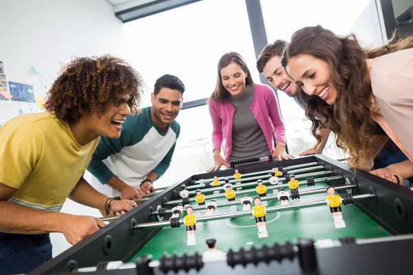 Executivos felizes jogando futebol de mesa — Fotografia de Stock