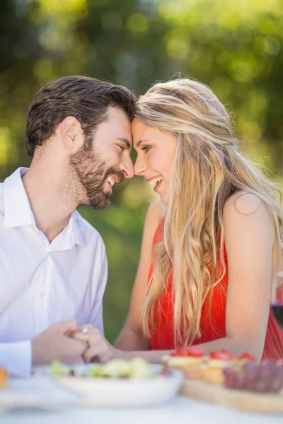 Casal feliz abraçando uns aos outros — Fotografia de Stock