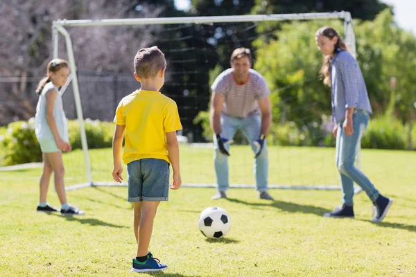 Felice famiglia giocare a calcio nel parco — Foto Stock