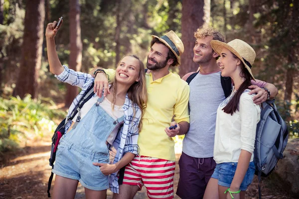 Groupe d'amis prenant selfie avec téléphone mobile — Photo