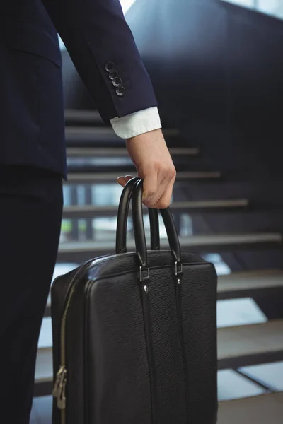 Бизнесмен с портфелем — стоковое фото