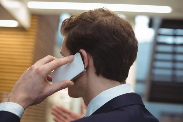 Empresario hablando por teléfono móvil en la oficina — Foto de Stock