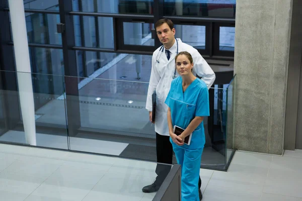 Doctor and surgeon standing in corridor — Stock Photo, Image