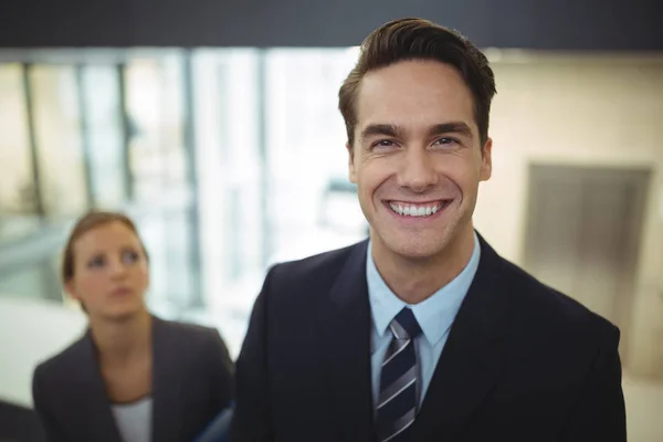Portret van een lachende zakenman — Stockfoto
