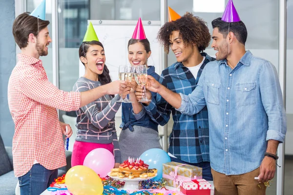 Zufriedene Führungskräfte stoßen mit Champagnergläsern an — Stockfoto