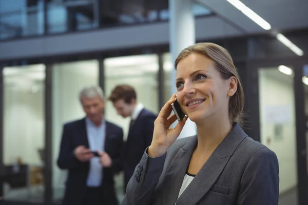 Podnikatelka mluví na mobilním telefonu — Stock fotografie