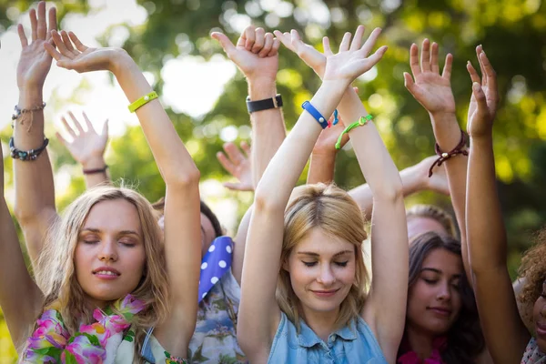 Groep vrienden dansen op muziekfestival — Stockfoto