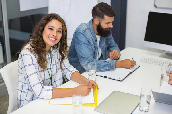 Leidinggevenden werken in vergaderruimte — Stockfoto