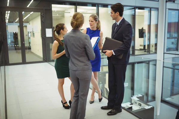 Företagare att ha en diskussion i korridoren — Stockfoto