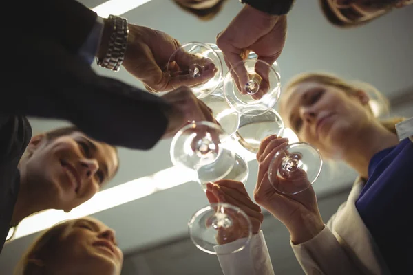 Gente de negocios brindar copas de champán — Foto de Stock