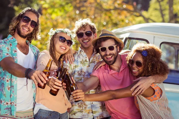 Gruppe von Freunden prostet Bierflaschen zu — Stockfoto