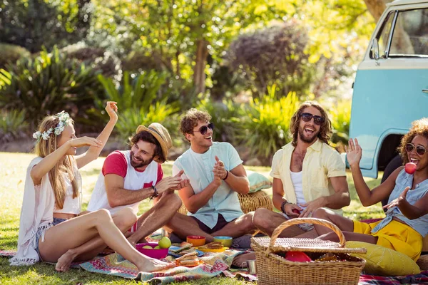 Group of friends having fun together near campervan — Stock Photo, Image