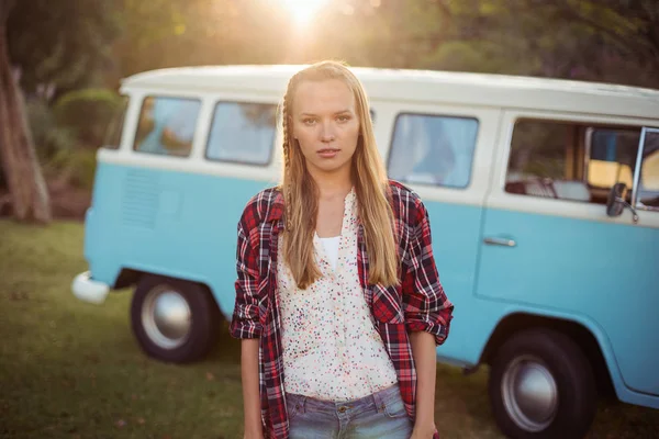 Portrait of woman standing near campervan — Stock Photo, Image