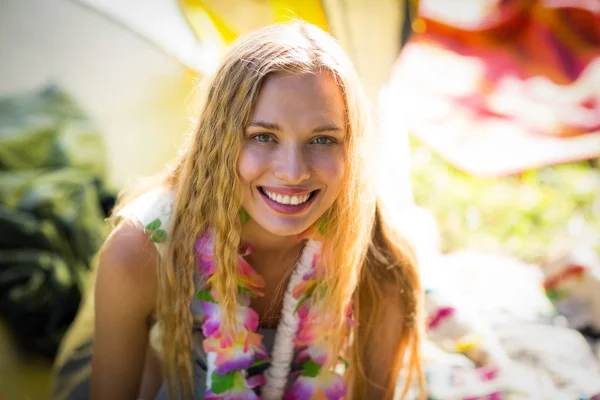 Bella donna sorridente al festival musicale — Foto Stock