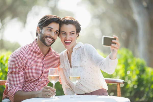 Pareja tomando una selfie — Foto de Stock