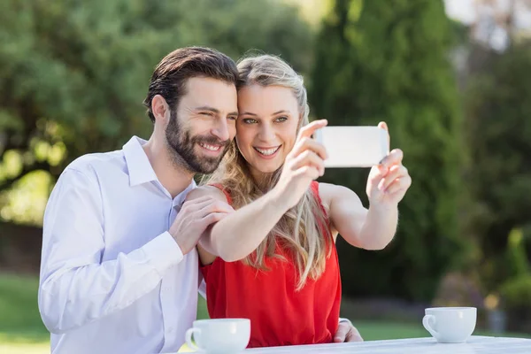 Dvojice s selfie na mobil — Stock fotografie