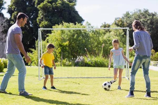 Rodina společně hrát fotbal v parku — Stock fotografie