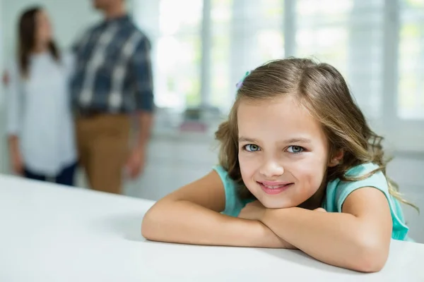 Uśmiechnięta dziewczyna siedzi w salonie — Zdjęcie stockowe