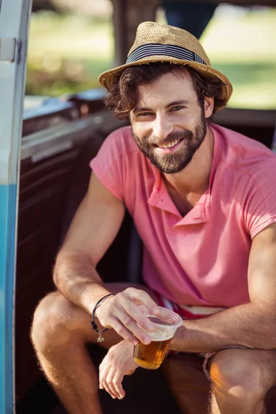 Porträtt av lycklig man sitter i husbil med glas öl — Stockfoto