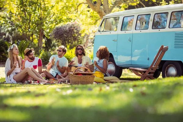 Grupp vänner spela musik och ha roligt tillsammans — Stockfoto