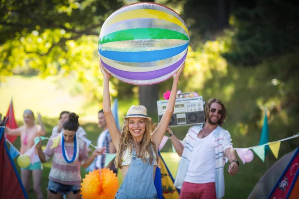 Kvinnan håller badboll på campingplats — Stockfoto