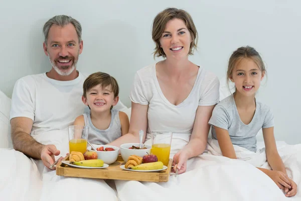 ベッドで朝食をとり家族 — ストック写真