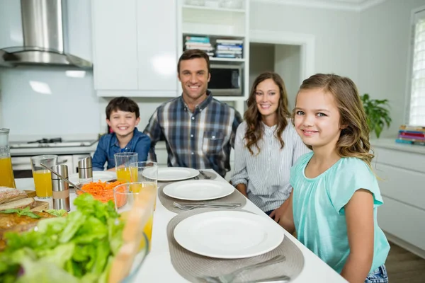 Familjen ha lunch tillsammans på matbord — Stockfoto