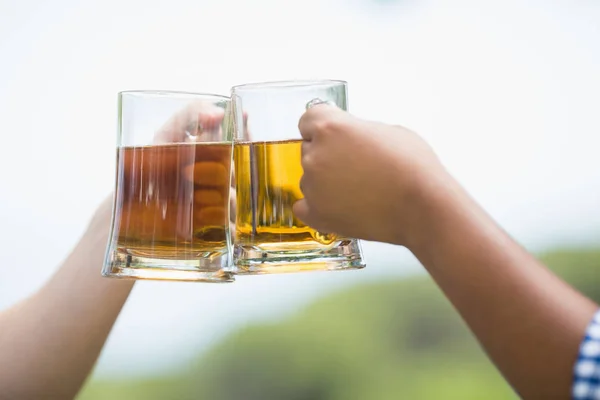 Amici brindare bicchieri di birra — Foto Stock