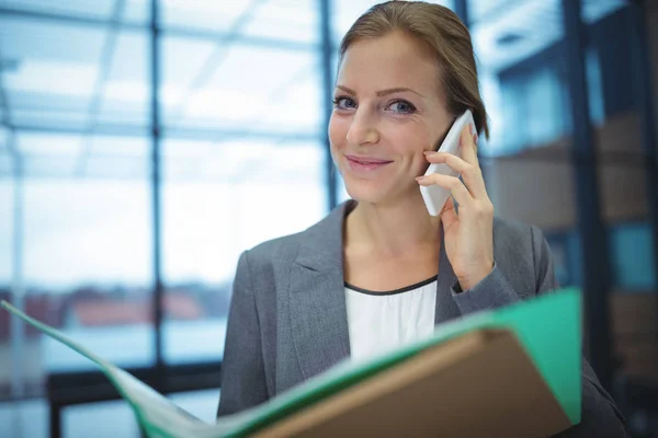 Empresária falando ao telefone — Fotografia de Stock