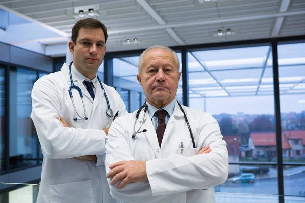 Manliga läkare står med armarna korsade — Stockfoto