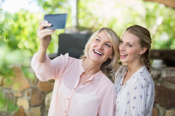 Vrienden nemen van een selfie op mobiele telefoon — Stockfoto