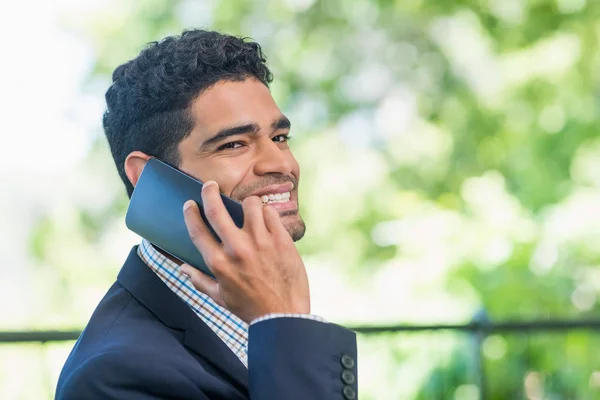 Sonriente Empresario hablando por teléfono móvil — Foto de Stock