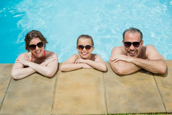 Родители и дочь отдыхают в бассейне — стоковое фото
