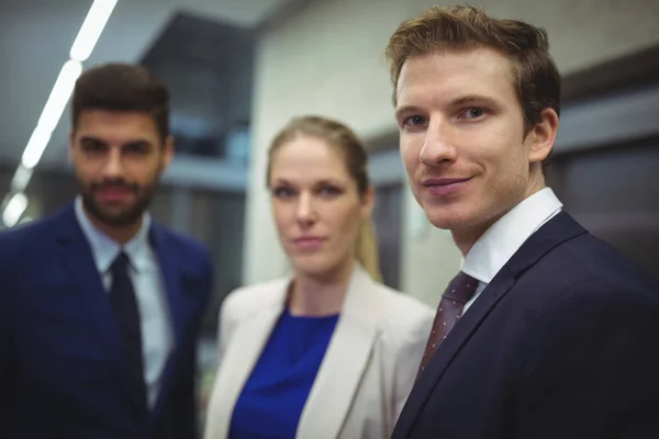 Les hommes d'affaires debout ensemble dans le bureau — Photo