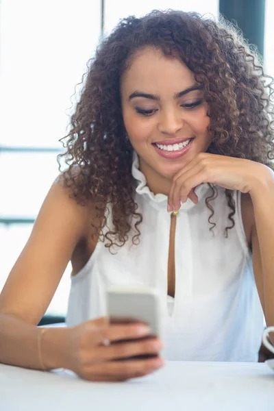 Vacker kvinna med mobiltelefon — Stockfoto