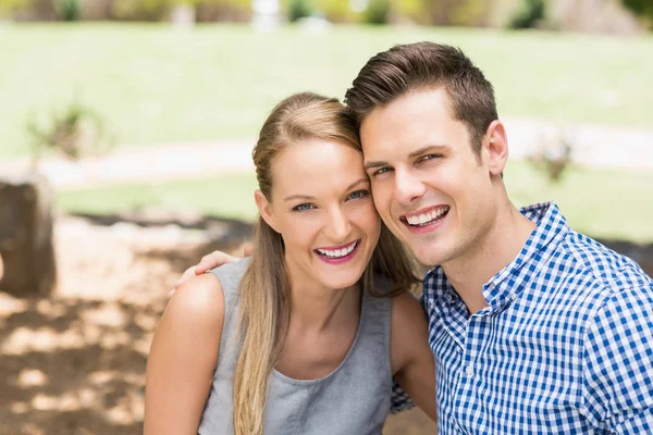 Lyckligt par njuta av tillsammans i en park — Stockfoto