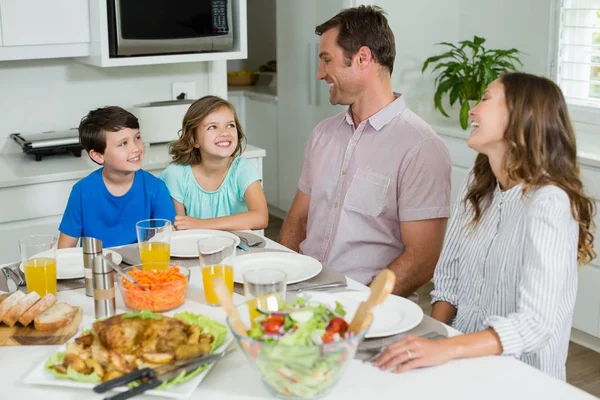 Familie interactie met elkaar — Stockfoto