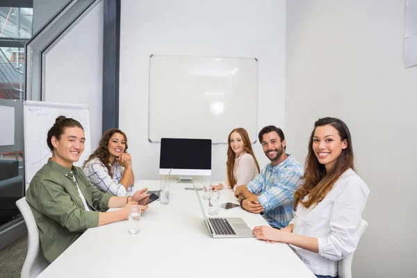 Portret van lachende uitvoerende macht in de vergaderzaal tijdens vergadering — Stockfoto