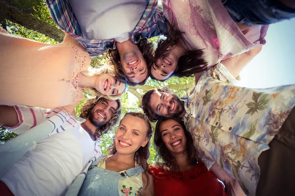 Amici felici che formano un ammasso nel parco — Foto Stock