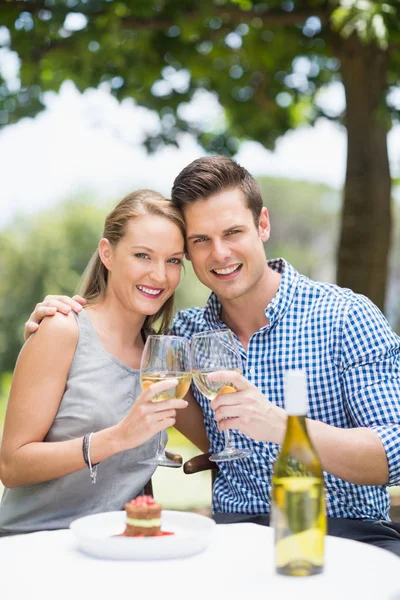 Casal brindar copos de vinho em um restaurante — Fotografia de Stock