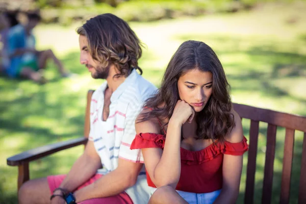 Couple s'ignorant mutuellement dans le parc — Photo