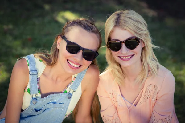 Belles femmes portant des lunettes de soleil dans le parc Photos De Stock Libres De Droits