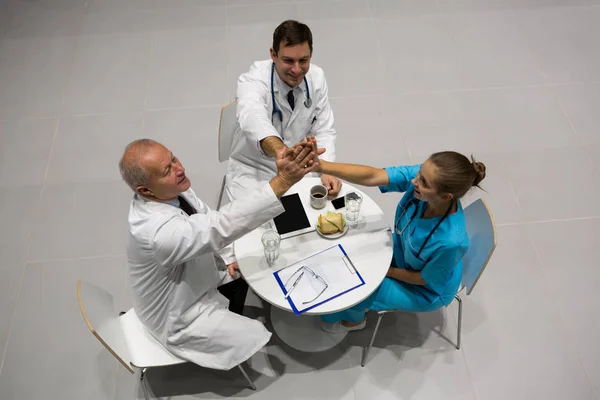 Ärzte und Chirurgen geben High Five — Stockfoto