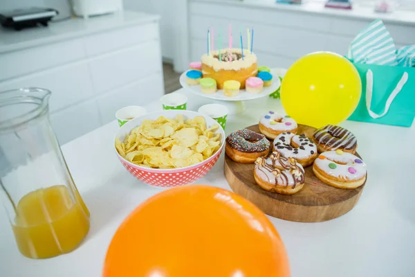 Beignets, croustilles, gâteau d'anniversaire — Photo