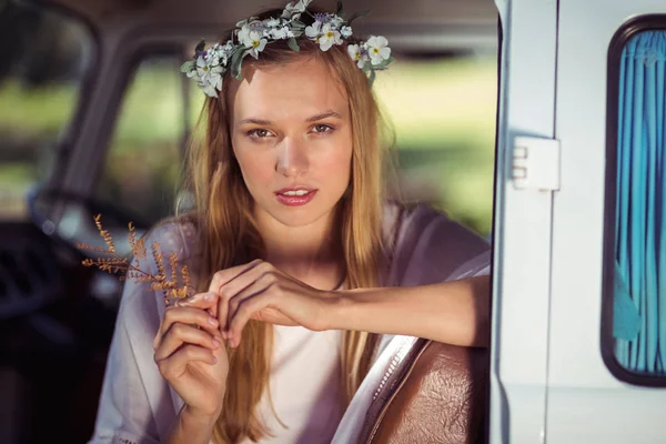 Portrait of woman with flower wreath sitting in campervan — Stock Photo, Image