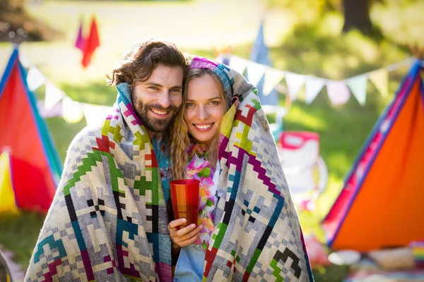 Couple wrap themselves in blanket — Stock Photo, Image