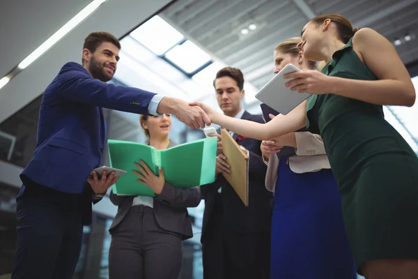 Ejecutivos de negocios estrechando las manos — Foto de Stock